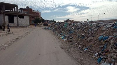 المعداوي رفع أكثر من 2000 طن مخالفات بناء من أمام المقابر الشرقية بمرسى مطروح
