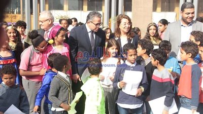 وزيرا الآثار والتضامن يحتفلان مع تلاميذ المدارس بأعياد الطفولة بالمتحف المصري (صور)