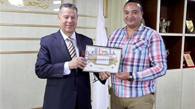 لحصوله على أفضل إدارة هندسية.. محافظ بني سويف يكرم مدير وحدة المتغيرات المكانية