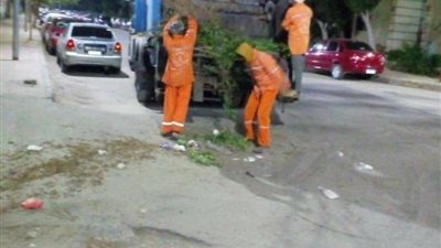 بعد شكاوى المواطنين.. مستقبل وطن يرفع مخلفات الأشجار من شوارع حى غرب مدينة نصر
