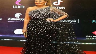 بـ فستان أسود أنيق.. يسرا تتألق في مهرجان القاهرة السينمائي