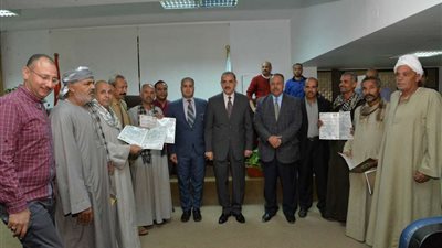 محافظ أسيوط يسلم 8 عقود تقنين بـ4 مراكز لتوفيق أوضاع واضعي اليد على أملاك الدولة