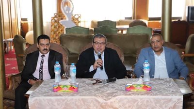 سعفان يلتقي القيادات النقابية بأسيوط ويطالبهم بالتواجد مع القواعد العمالية للحفاظ على العملية الإنتاجية