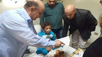 وكيل صحة الشرقية يطمئن على حالة الطفلة 