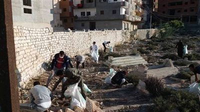 مجلس مدينة مرسى مطروح يشارك في مبادرة شبابية لنظافة المقابر