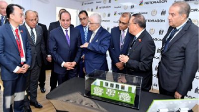 ضمن مشاركته بمؤتمر الاستثمار في أفريقيا.. السيسي يتفقد معرض صندوق تحيا مصر (صور)