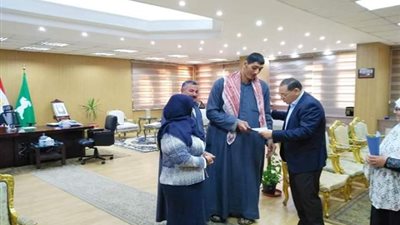 محافظ الشرقية يُسلم وحدتين سكنيتين للشقيقين 