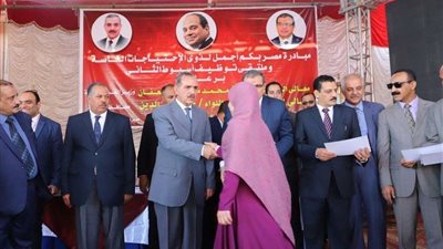 وزير القوى العاملة يسلم شهادات تقدير لخريجي مركز التدريب المهني بأسيوط