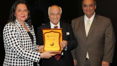 تكريم نخبة من أساتذة الطب في اليوم العلمي لوحدة الإخصاب و أطفال الأنابيب بعين شمس