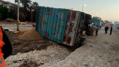 انقلاب سيارة نقل محملة بـ 120 طن من الفوسفات بأسيوط