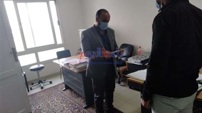 مستشفى الخطاطبة المركزي تتابع تلقى جميع العاملين بها لقاح كورونا قبل التوقيع بدفاتر الحضور