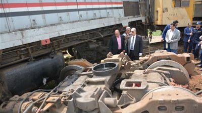 مصرع شخصين واصابة 3 في حادث تصادم قطار بسيارة ربع نقل بالجيزة