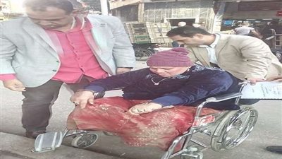 التدخل السريع ينقذ سيدة ذوي إعاقة بلا مأوى تفترش الرصيف