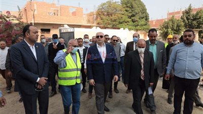 محافظ بني سويف يتابع سير العمل في مشروعات 