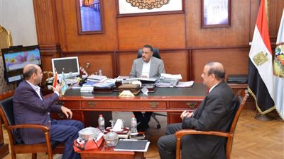 محافظ مطروح يبحث سبل تيسير العملية التعليمية