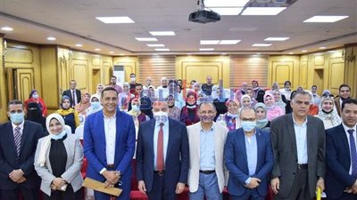 رئيس جامعة بني سويف يهنئ الطلاب الفائزين بمنح مركز تميز المياه