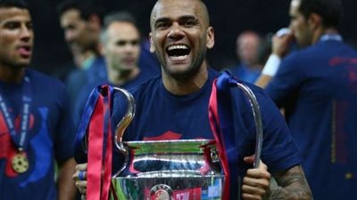 ألفيس: مستعد لإقناع ميسي بالعودة إلى برشلونة