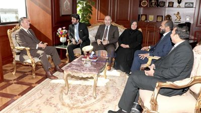 محافظ بني سويف يلتقي بفريق طبي بعد نجاحه في استئصال ورم يزن 25 كجم من رحم سيدة