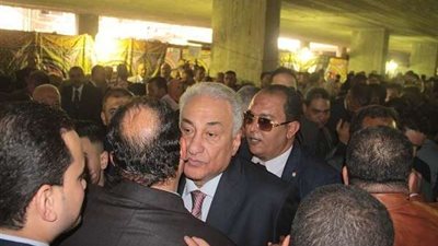 بحفاوة كبيرة.. المحامون يستقبلون سامح عاشور في مقر الجمعية العمومية