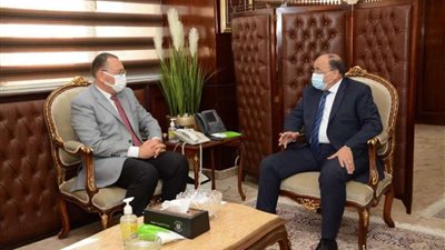 وزير التنمية المحلية يتابع مع محافظ الشرقية المشروعات التنموية والخدمية
