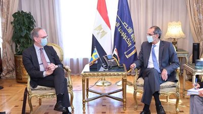 وزير الاتصالات  يبحث مع سفير السويد بالقاهرة التعاون فى مجالات الذكاء الاصطناعى