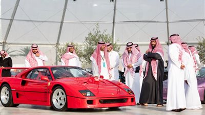 شاهد.. زيارة ولي العهد السعودي معرض الرياض للسيارات تشعل 