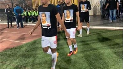 لاعبو الزمالك يرتدون قمصانًا خاصة لتأبين علاء علي قبل مباراة إنبي