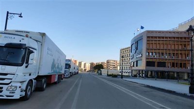 قوافل مساعدات إنسانية من مؤسسة حياة كريمة للمتضررين بأسوان.. شاهد