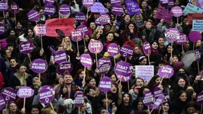 شاهد.. الشرطة التركية تهاجم المتظاهرات في اليوم العالمي للقضاء على العنف ضد المرأة