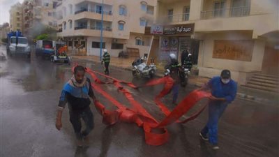 بالصور.. جهود ازالة تراكمات مياه الأمطار على مدار اليوم بمطروح