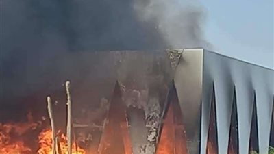 حريق هائل بمخزن بلاستيك بالشرقية