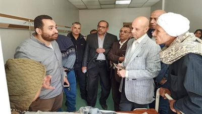 وكيلي الصحة والتربية والتعليم بالشرقية يطمئنا على أحد الطلاب بمستشفى 