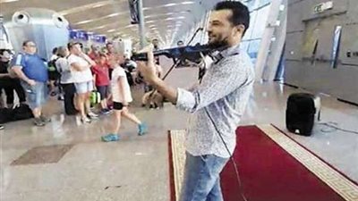 تفاصيل استقبال السائحين بعزف الكمان في مطار الغردقة.. مفاجأة