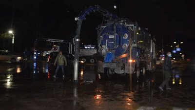 رفع أثار الأمطار من الشوارع ومحافظ الجيزة يقود أعمال شفط المياه