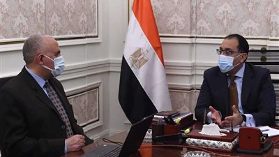 رئيس الوزراء يستعرض خطط إعادة استخدام مياه الصرف الزراعي