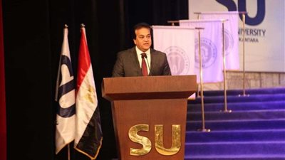 وزير التعليم العالي يهنئ الطالب 