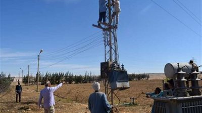 رئيس مركز أبوقرقاص يُتابع صيانة شبكة الإنارة بالصحراوي الشرقي القديم