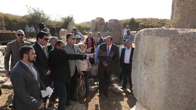 محافظ بني سويف يتفقد عمل البعثة الإسبانية للكشف عن  الآثار بـ