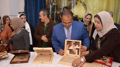 نائب رئيس جامعة عين شمس يفتتح معرضي جماليات الخط العربي والأعمال الخشبية