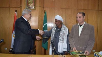 محافظ المنيا يوقع 122 عقدًا لتقنين أوضاع أراضي أملاك الدولة