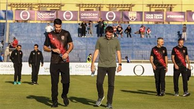 الجهاز الفني للأهلي يتفقد أرضية ملعب الجونة