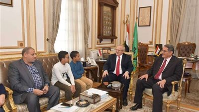 رئيس جامعة القاهرة يستقبل الطفل المتميز في الرياضيات بمكتبه