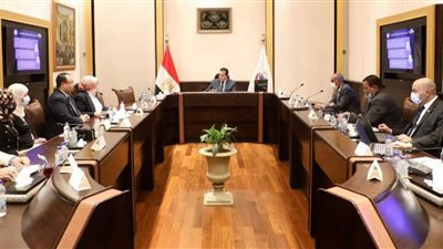 وزير التعليم العالي يستعرض تقريرًا حول أنشطة معهد بحوث البترول المصري