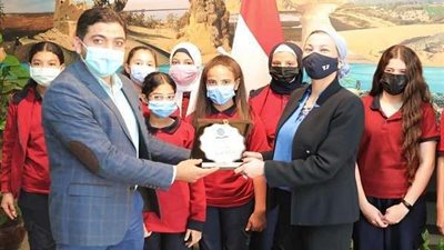 ياسمين فؤاد تستقبل وفد من طلاب مدرسة النيل للعبور