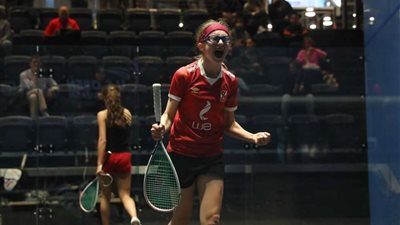 لقطة مثيرة.. لاعبة اسكواش أمريكية ترتدي قميص الأهلي وتتوج بالبطولة