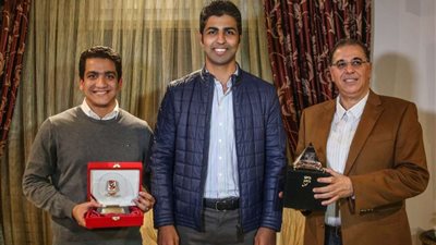 مهند مجدي يهدي درع الأهلي للسفير المصري في تونس