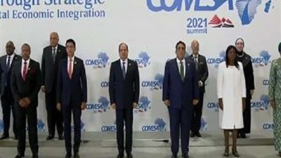 الرئيس السيسي يلتقط صورة تذكارية مع رؤساء الوفود