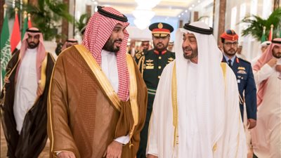شاهد.. ولي عهد أبو ظبي يستقبل بن سلمان في قصر الوطن