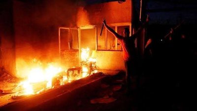 شاهد.. النيران تحرق مقر القنصلية الإيرانية بالعراق