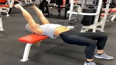 تحذير هام للبنات.. شاب يستغل هاتفه في تصوير الفتيات في الجيم (تفاصيل)